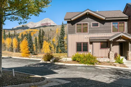 Stunning Mountain Views and Indoor Heated Pool - Gorgeous Townhome Retreat