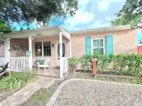 Coastal Cottage 225 - Walk to Beach, King Bed Aquatic Center 주변 호텔