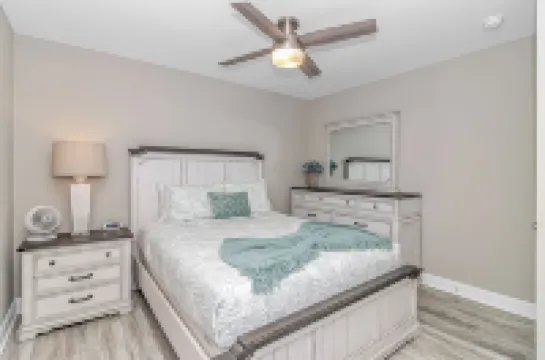 Stunning Waterfront Oasis with Golf Carts - Luxurious Family Retreat