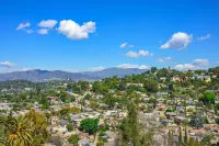 Cozy Living Space and Scenic Deck Views - Beautiful Scenic Retreat Hotels in Glendale