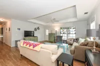 Spacious Living Areas and Outdoor Showers - Charming Family Haven فنادق في تيبي أيلاند