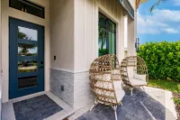 Heated Pool, Outdoor Kitchen and Bikes Included - Elegant Coastal Retreat Hotels in Naples Park