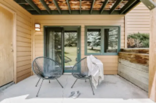 Stylish Condo with Hot Tub and Gas Fireplace - Cozy Mountain Retreat