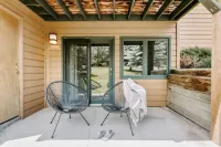 Private Patio and Community Hot Tubs - Chic Cozy Retreat