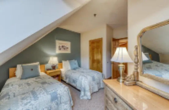 Top-floor condo with mountain views & covered parking space