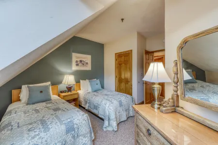 Top-floor condo with mountain views & covered parking space Отели рядом с достопримечательностью «Пико Маунтин Ски Резорт»