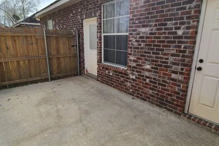 Spacious Open Layout with New Orleans Flair - Charming Private Retreat