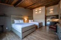 Kitchenette, Smart TV and Poolside Deck Views - Cozy Retreat Hotel a Terra Alta