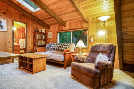 Cozy & Quiet Cabin w/ Natural beauty - Prime Locale on Southern Lopez Island Отели рядом с достопримечательностью «Парк Отис Перкинс Дей»