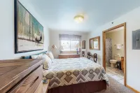 Riverfront condo with free wifi, fireplace, patio, & gas grill Hotels in Grand Lake