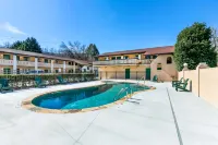 Quality Inn Downtown Helen - Pool