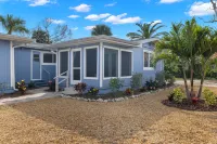 Chic Coastal Haven - Minutes to the Beach, July Savings Hotels in Sanibel