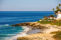 Sunny Cottage with Expansive Backyard - Charming Coastal Retreat