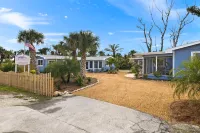 Stunning Coastal Cottage with Free Bikes & High Def Wifi Hotels in Sanibel