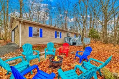 Stunning Lakeview Escape with Outdoor Fire Pit - Charming Retreat