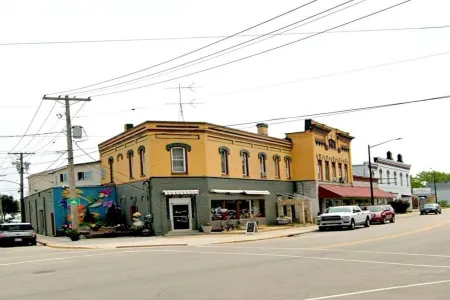 Beautiful Century old Apartments-Apt B