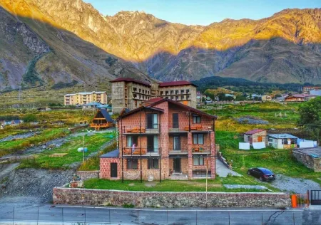 Hotel Axien Kazbegi Отели в г. Степанцминда