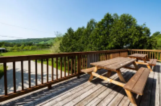 Spacious 8 Bdrm Blue Mountain Cottage, Perfect for Large Groups, Private Beach, BBQ, Hot Tub, Sauna