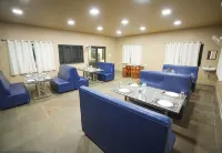 Auro Wellness Castle فنادق في Bommayapalayam