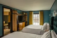 Hotel Emeline Hotels near Rainbow Row