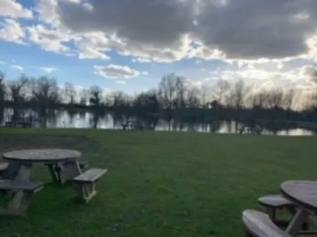 1 Bed Lodge Sleeps 4 - Pet Welcome - Fireplace Отели в г. Сайренсестер