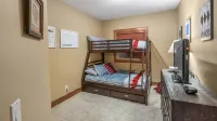 I Spy - Cozy Pet Friendly, Ski in/Ski Out Condo with Private Hot Tub