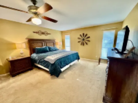 Spacious Layout Near Local Attractions - Charming Condo