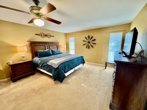 Spacious Layout Near Local Attractions - Charming Condo