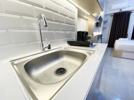 Fancy and Nice Studio at the Alton Apartment