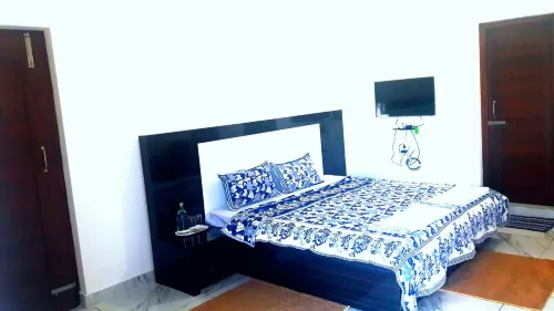 Garur Valley Hotels in Kausani