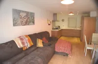 360 Serviced Accommodations - Brentwood 2 Bedroom Executive Apartment with Secure Parking