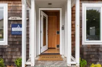 Grey Oak by AvantStay Coastal Charm Near Beach Golf