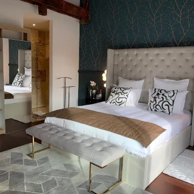 لا كابان د امبرواز Hotels near Place Saint-Michel