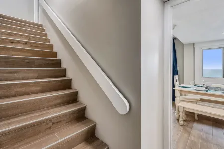 Pinnacle Port by Book That Condo