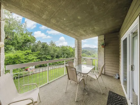 Greenbrier Getaway Whispering Pines 524