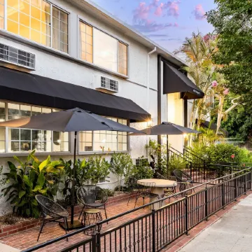 Wilshire Crest Hotel Отели рядом с достопримечательностью «Фэрфакс»