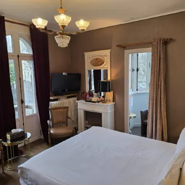 Le Castel Guesthouse