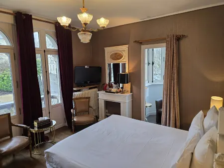 Le Castel Guesthouse Отели в г. Байе