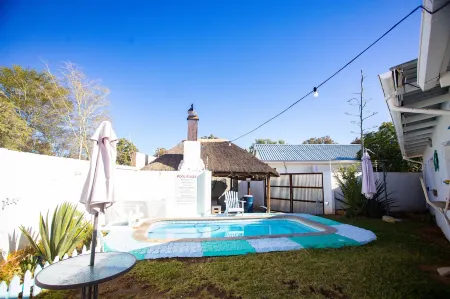 Kate's Nest Guesthouse & Backpackers Отели в г. Виндхук