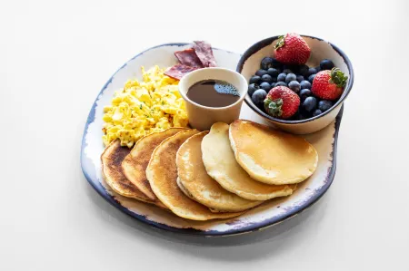 Holiday Inn Cheshire - Southington Отели рядом с достопримечательностью «Karabin Farms»