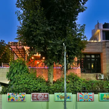 Hoztel Jaipur Отели рядом с достопримечательностью «Музей Альберт-Холл»