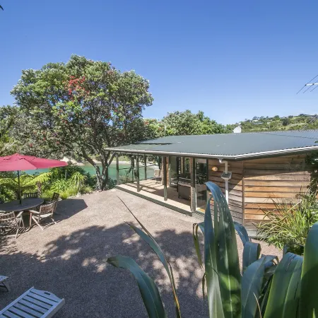Beachfront Enclosure Bay - Waiheke Unlimited Отели рядом с достопримечательностью «Автобус Explorer Island Waiheke»