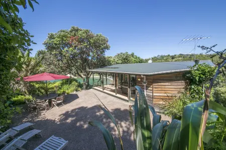 Beachfront Enclosure Bay - Waiheke Unlimited