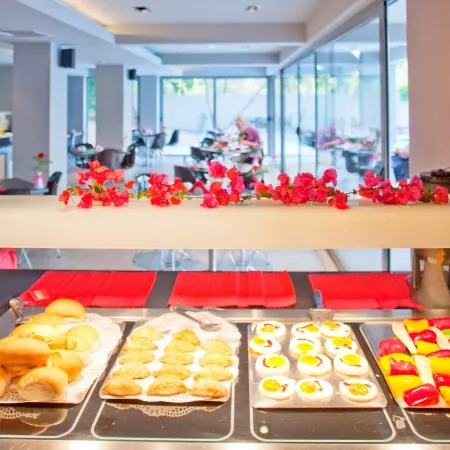 Oktober Downtown Boutique Hotel Отели рядом с достопримечательностью «Порт Мандраки»