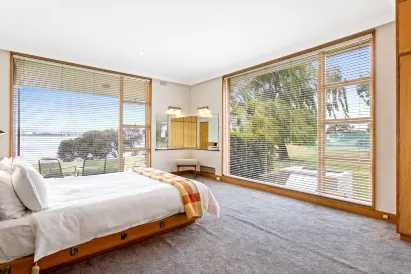 Riverfront Motel & Villas