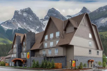 Super 8 by Wyndham Canmore Отели в г. Канмор