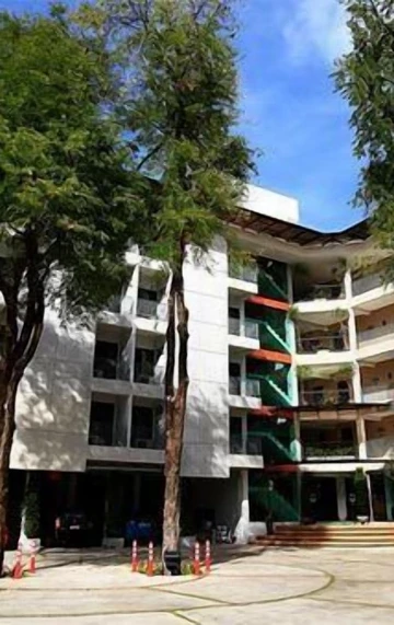 รูปภาพของทีสาม เฮ้าส์