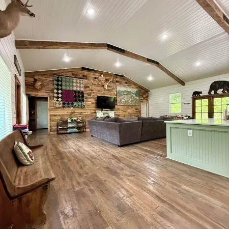 55 Acre Waterfront Retreat ~Hot Tub~Swim ~Fish ~Kayak ~Hike ~1 Acre Spring Pond~