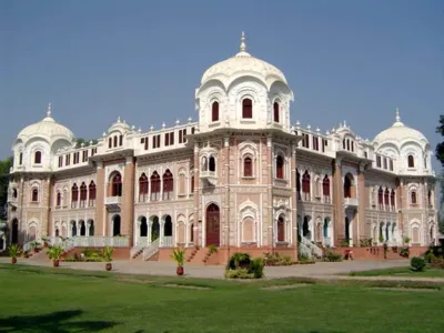 5th Avenue Hotel Hotels near Noor Mahal