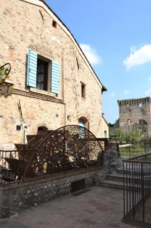 Le Finestre Su Borghetto Отели в г. Монцамбано